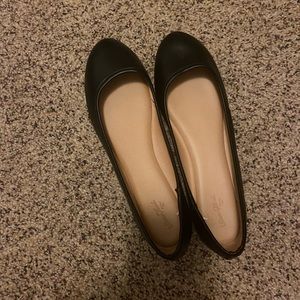Black flats. Size 9.5. New without tags.